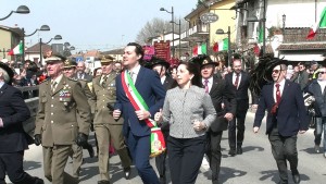 Il-sindaco-Chiaventi-la-senatrice-Rauti-e-le-autorità-militari-sul-Ponte-della-Gloria