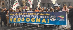 1563091361843.JPG--sea_watch__carola_rackete_e_la_rabbia_di_giorgia_meloni__clamoroso_striscione_davanti_all_ambasciata_di_macron