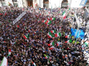 Lincredibile-folla-ieri-davanti-a-Montecitorio